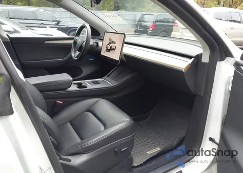 2023 Tesla Model Y Awd/Long Range Dual Motor All-Wheel Drive z USA, uszkodzony, nr VIN 7SAYGDEE6PA164777